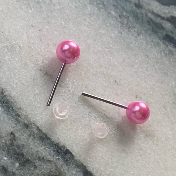 ๐Sale ๐2 for $10 NWOT shiny pink faux Pearl post earrings rubber backs - Picture 4 of 5